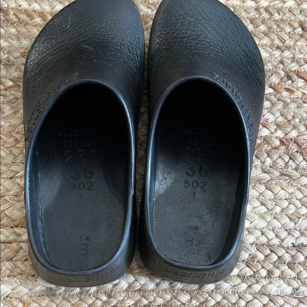 Birkenstock Black Slippers Comfortable Slip-On Design - Picture 3 of 7